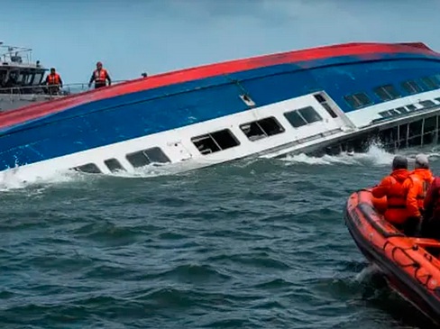 Al menos 53 muertos y 79 rescatados tras el naufragio de un ferry en Guyana.