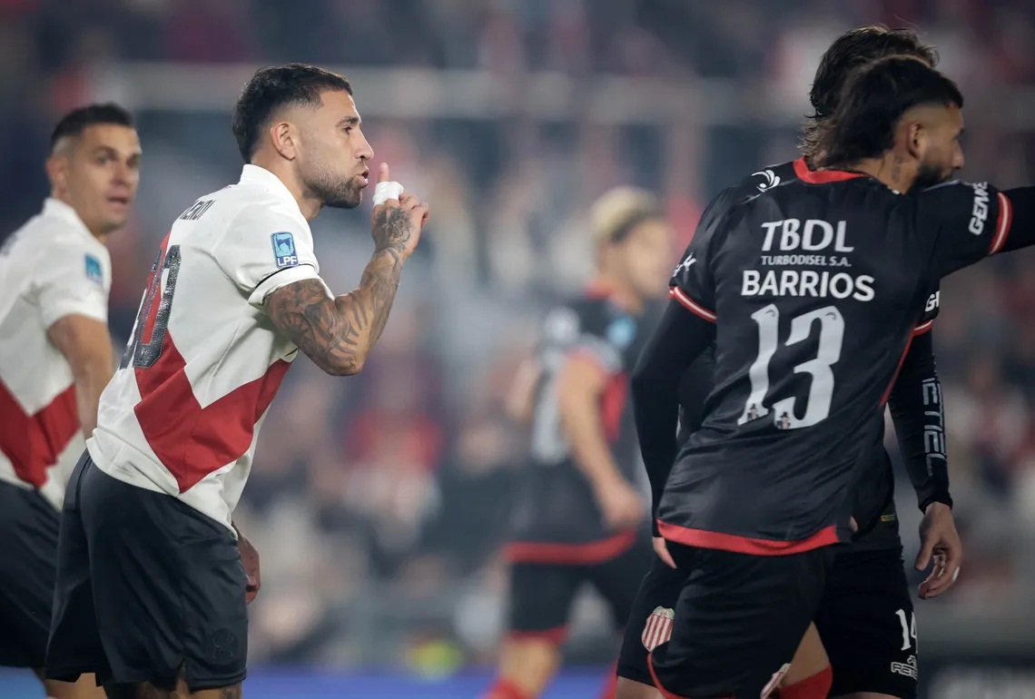 Otamendi hizo su estreno con la camiseta de River.