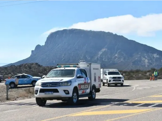 Los cuerpos fueron trasladados en camionetas de la Policía Criminalística hacia la ciudad de San Juan