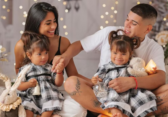 Thiago Medina y su ex pareja, Daniela Celis, con sus hijas Aimé y Laia