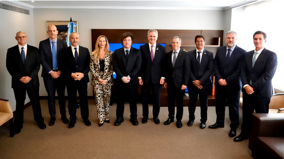 El presidente Javier Milei, Karina Milei y Pablo Quirno posan con representantes de la industria automotriz argentina tras la renovación del acuerdo comercial con Ecuador. (ADEFA)