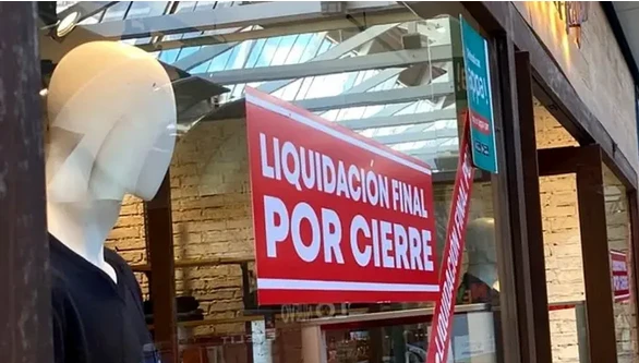 El Salta crece la cifra de comercios que liquidan sus productos antes del cierre definitivo.