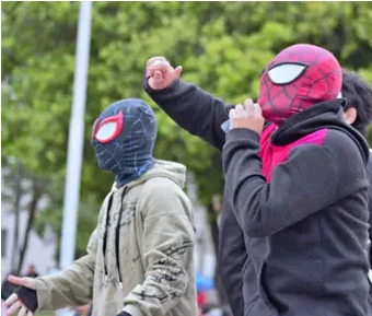 LAS MÁSCARAS DE SPIDERMAN, INFALTABLES EN LA BATALLA.