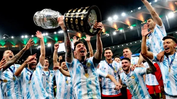 Lionel Messi levanta el trofeo de Copa América 2021. Lionel Messi levanta el trofeo de Copa América 2021.